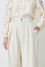 Load image into Gallery viewer, Suncoo Wide Pleat Jeans Creme
