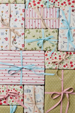 Load image into Gallery viewer, Daisy Print Gift Wrap Roll 5mt
