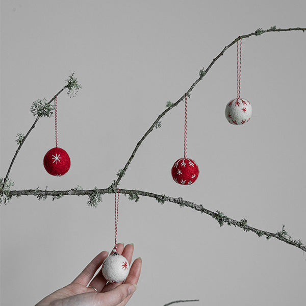 WHITE AND RED BALL FELT DECORATION