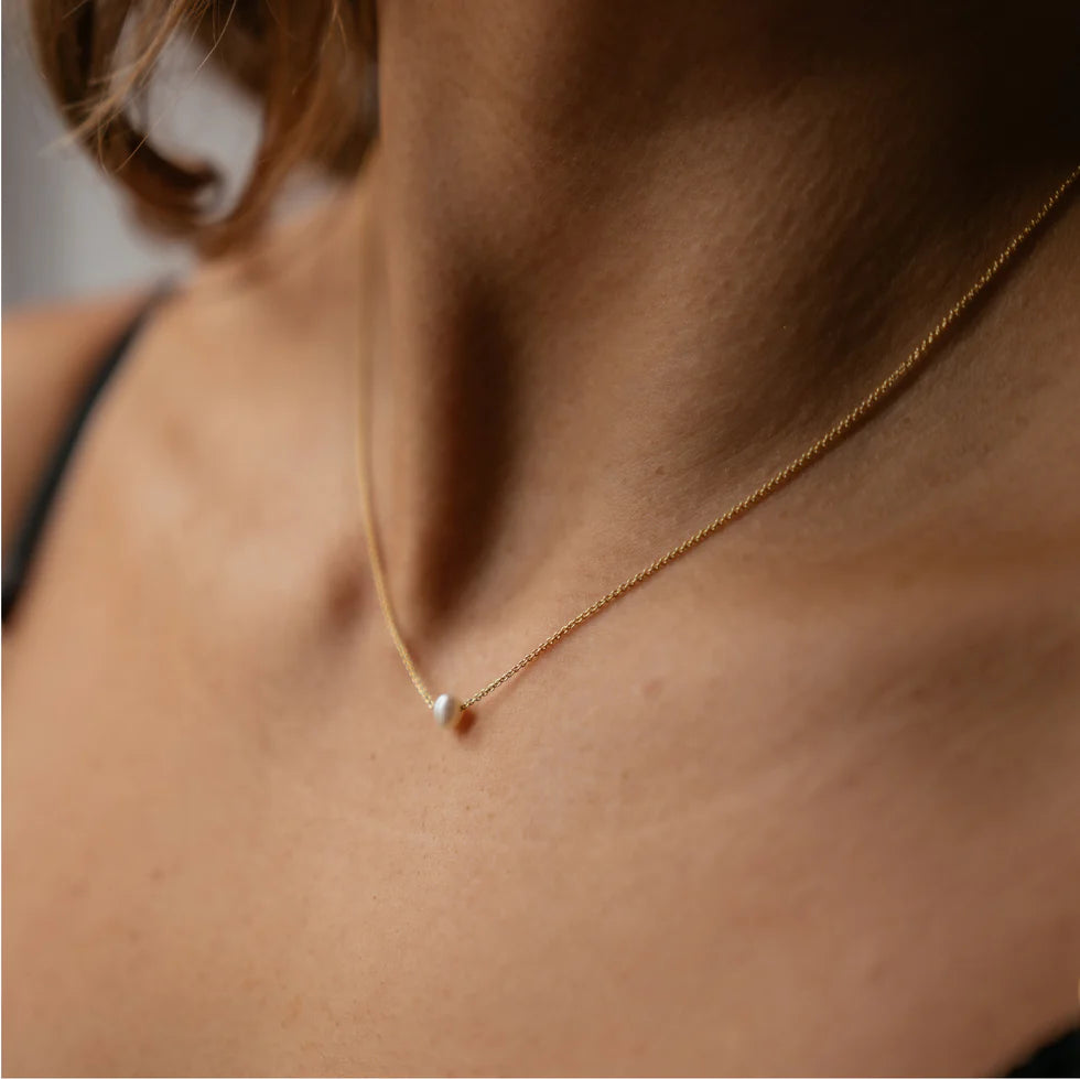 Lonely Pearl Necklace Gold