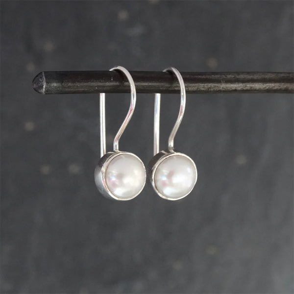 SMALL ROUND PEARL AND SILVER DROP EARRINGS B7008 PL S