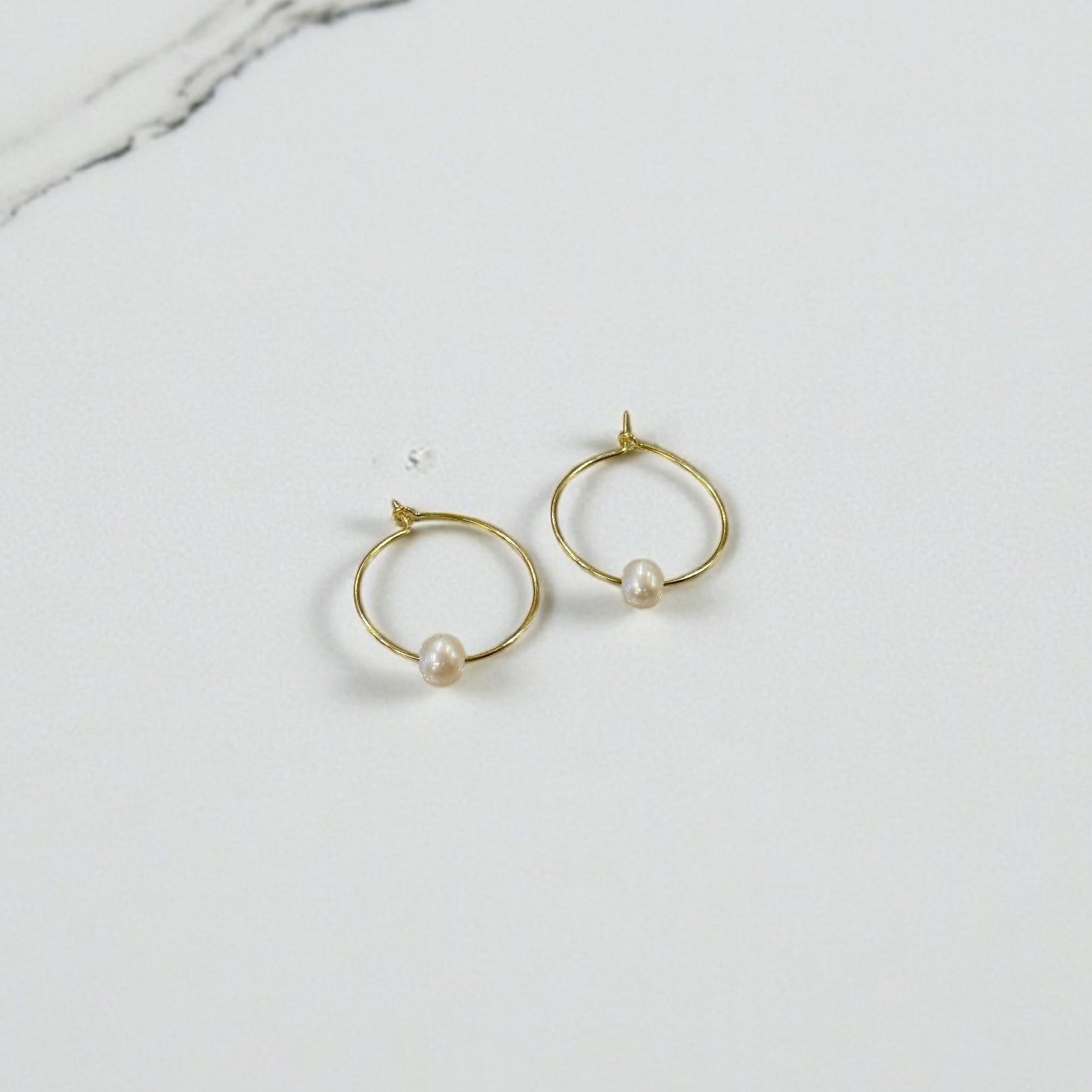 KSE-53 Minimal Pearl Hoop Earrings Gold