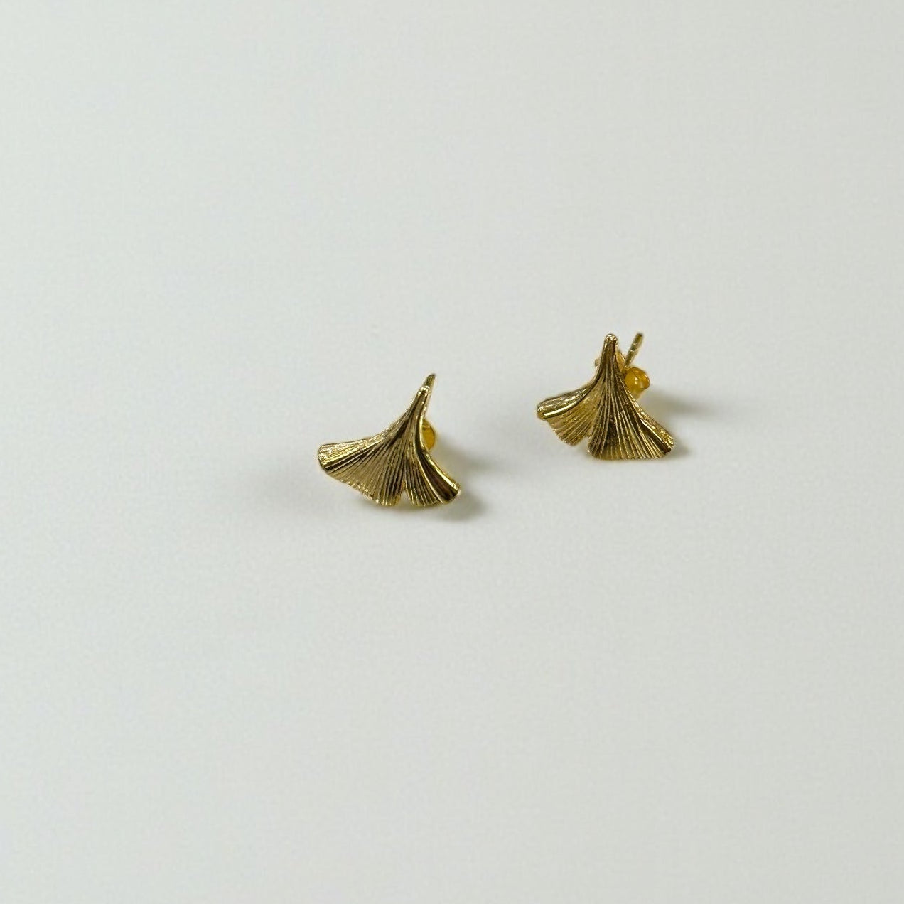 VE34 Textured Ginkgo Leaf Stud Earrings Gold