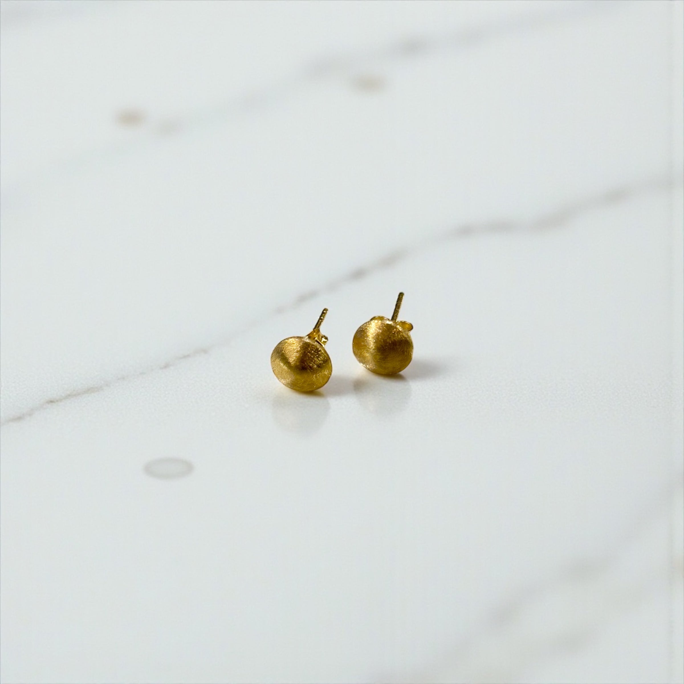 VE8a Brushed Dome Circle Stud Earrings Gold