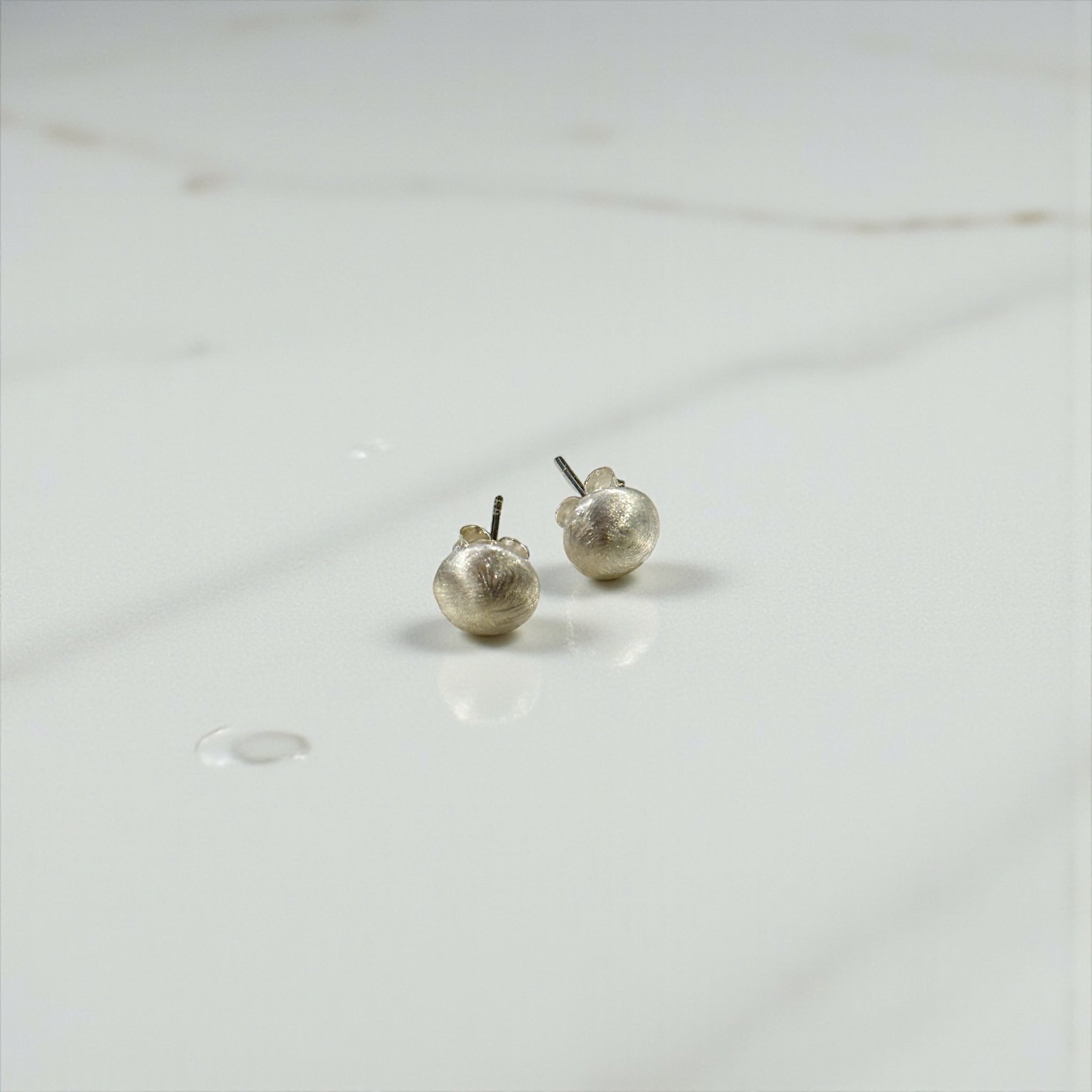 VE8a Brushed Dome Circle Stud Earrings Silver