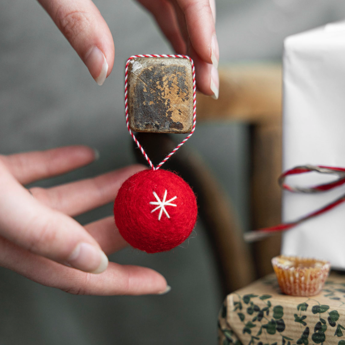 RED AND WHITE BALL FELT DECORATION