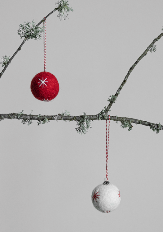 RED AND WHITE BALL FELT DECORATION
