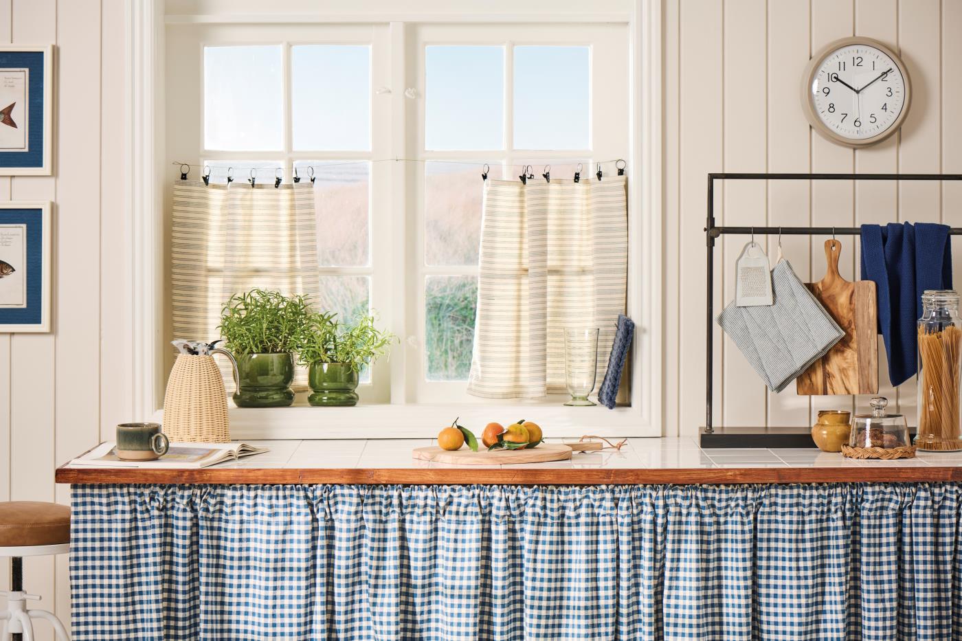 Metal Kitchen Display with Movable Crossbar
