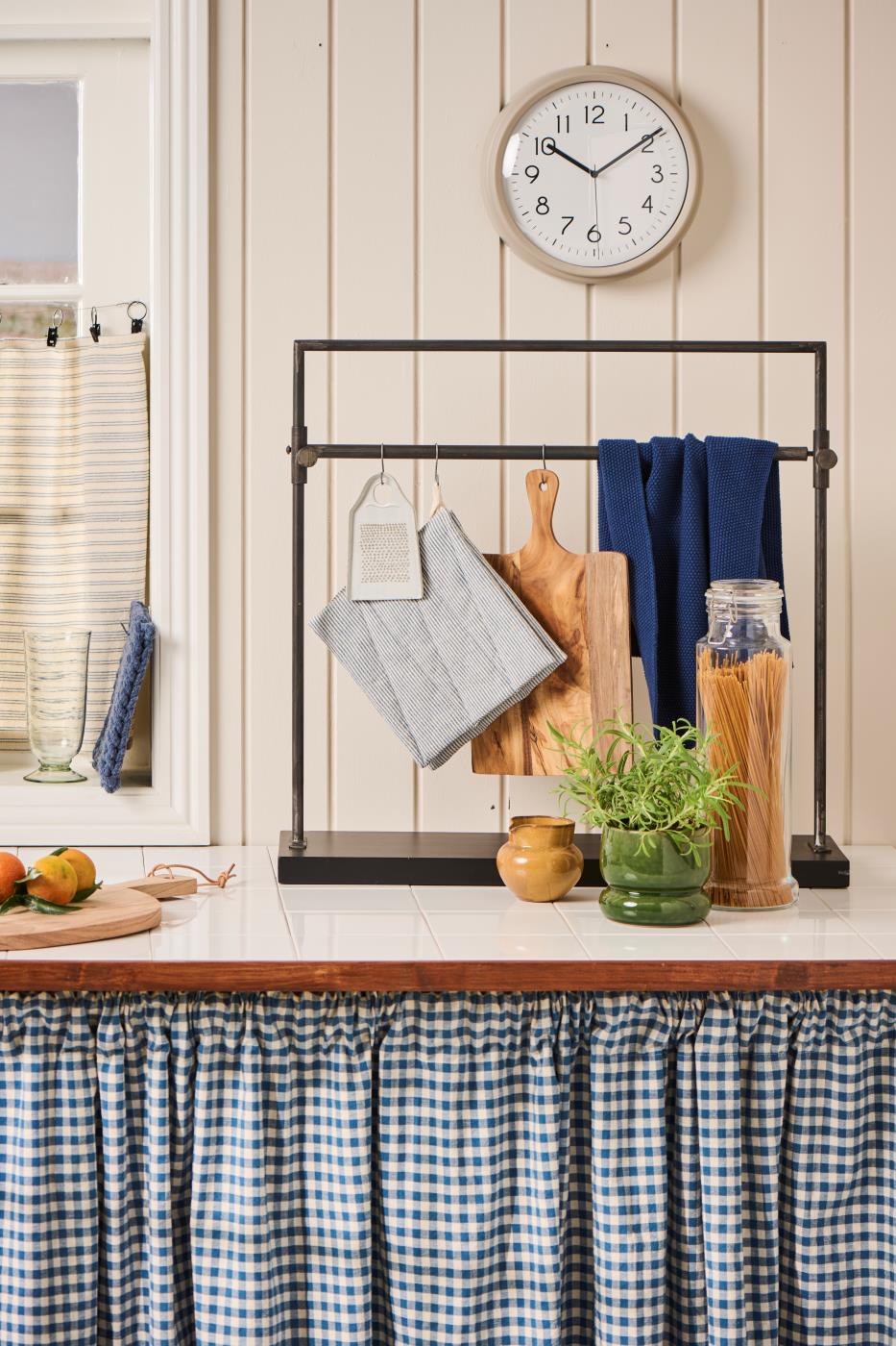 Metal Kitchen Display with Movable Crossbar