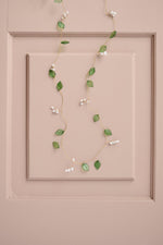 Load image into Gallery viewer, Wire String with Green Leaves
