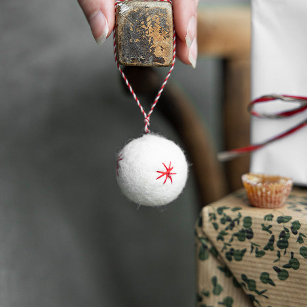 WHITE AND RED BALL FELT DECORATION