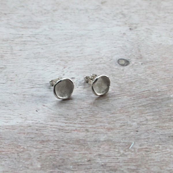 DT72 a SILVER ROUND DISK STUD EARRINGS