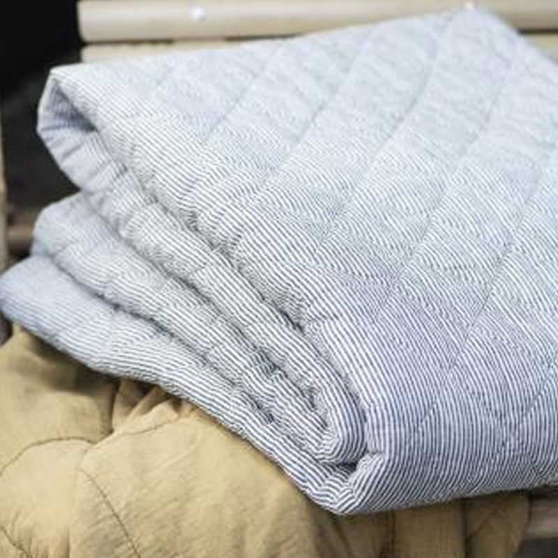 QUILTED BLANKET WHITE AND DARK GREY STRIPES
