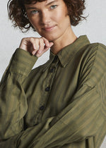 Load image into Gallery viewer, Mat de Misaine Charme Raye Pistache Shirt
