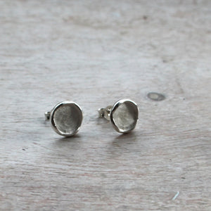 DT72 a SILVER ROUND DISK STUD EARRINGS