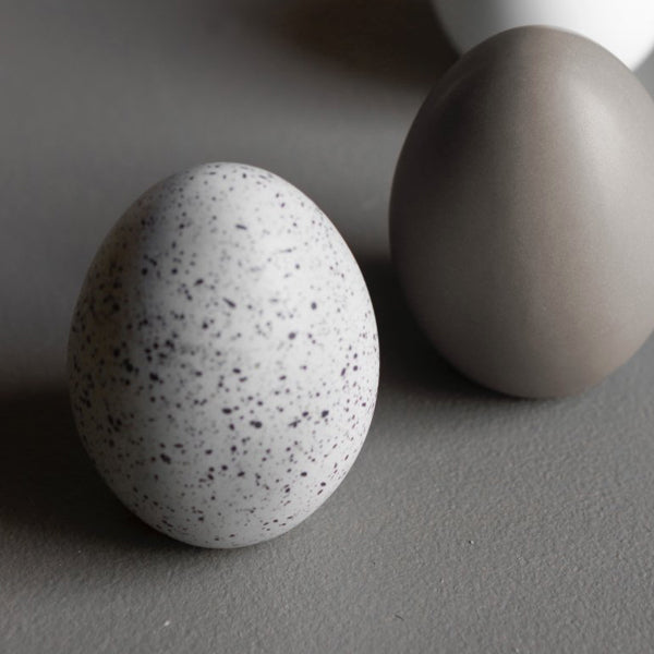 CERAMIC STANDING EGG DOT DESIGN