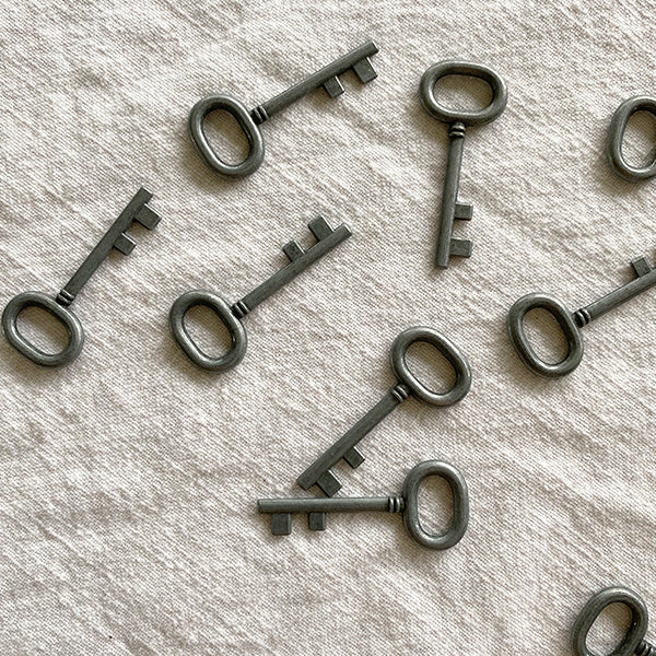 LITTLE METAL KEY DECORATION