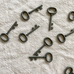 LITTLE METAL KEY DECORATION