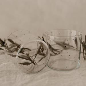 DELICATE GLASS TUMBLER WITH SPOT DETAIL